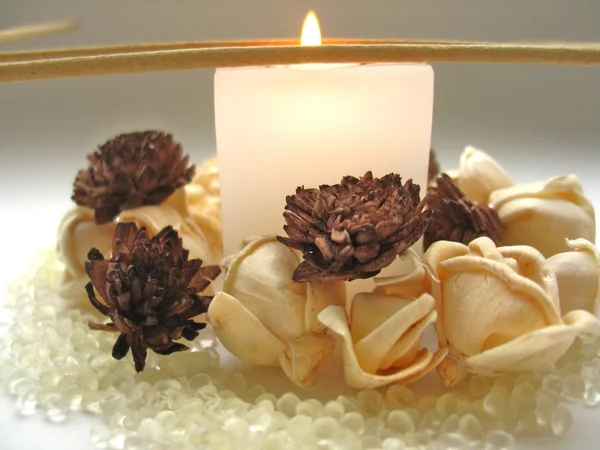 Svíčky, květiny a vonné tyčinky ii Stock Snímky