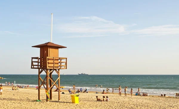 輪番名簿、スペインのビーチで海水浴客 — ストック写真