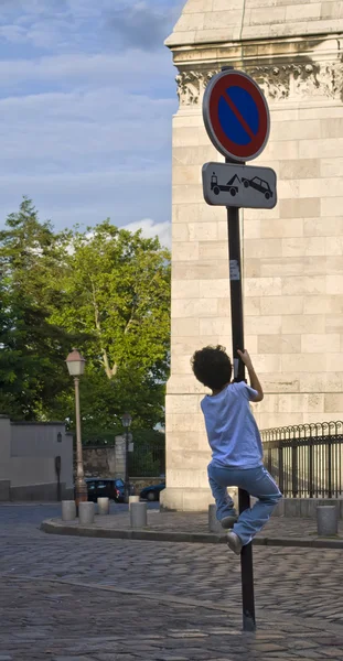 Bambino in piedi su un segnale — Foto Stock