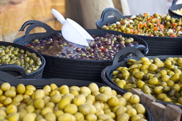 Оливки на рынке — стоковое фото