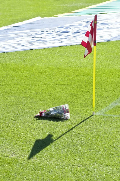 Bandiera calcio con un mazzo di fiori — Foto Stock