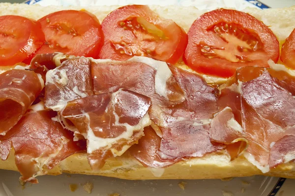 Skinksmörgås med tomat — Stockfoto