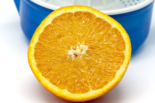 Presse-agrumes aux oranges — Photo