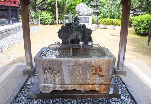 Čištění fontány v šintó chrámu. — Stock fotografie