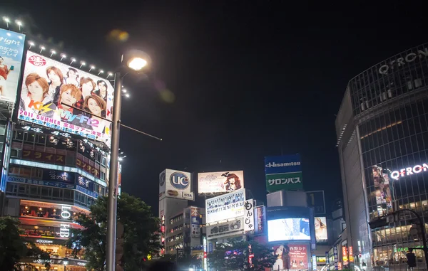 Shibuya Overstekende in de nacht, tokio — Stockfoto