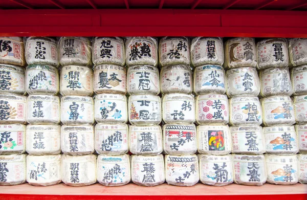 Barriles de vino de arroz de sake japonés con escritura decorativa —  Fotos de Stock