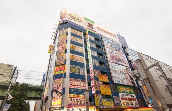 Знаменитые неоновые знаки в районе Токио Akikabara — стоковое фото