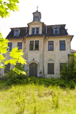 terk edilmiş villa