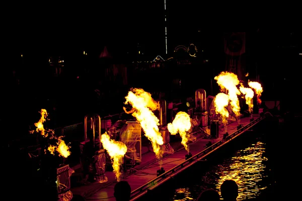 Огненное и водное шоу — стоковое фото