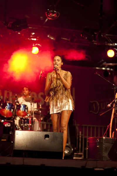 Brasilien-popstar betina ignacio alias performes auf dem duckstein festival in kiel, 2012 august 19 — Stockfoto