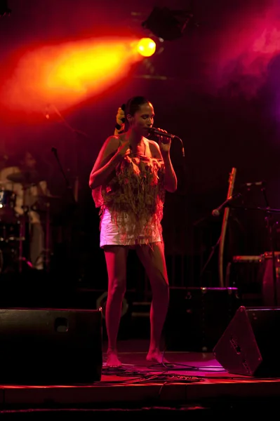 Žena v lázních巴西流行音乐明星 betina 伊格纳西奥别名是在 duckstein 节日在 kiel 2012 8 月 19 performes — 图库照片