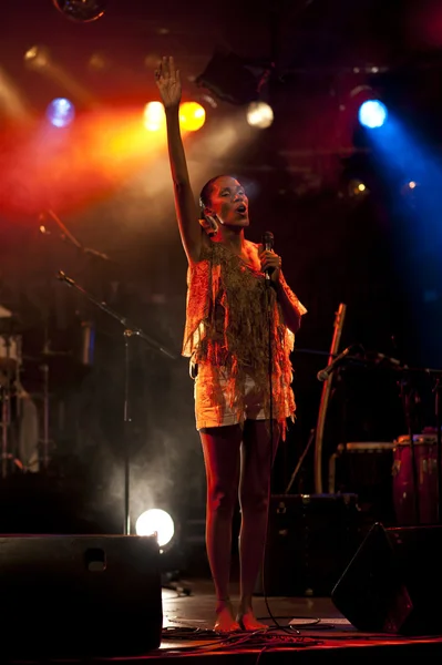 Brasilien-popstar betina ignacio alias performes auf dem duckstein festival in kiel, 2012 august 19 — Stockfoto