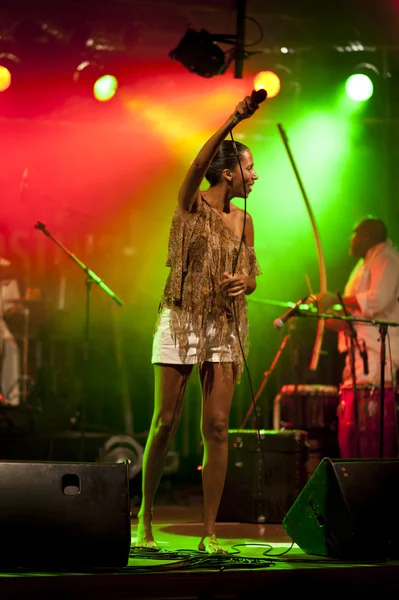 Brazilië-pop ster betina ignacio alias worden performes op het duckstein festival in kiel, 2012 augustus 19 — Stockfoto