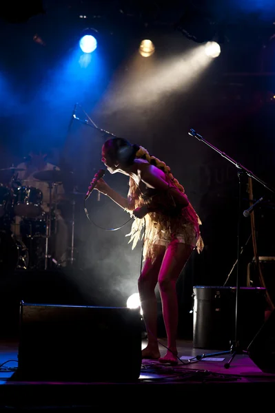 Brasil-Pop Star Betina Ignacio alias Be performes on the Duckstein Festival em Kiel, 2012 19 de agosto — Fotografia de Stock