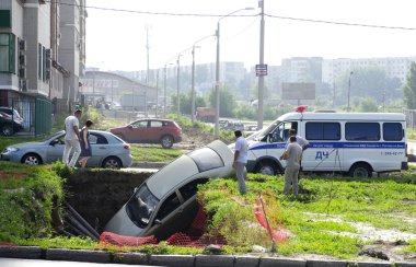 çukurun içine araba düştü