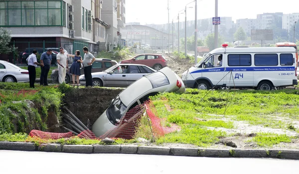 Car fell into the trench — Stock Photo, Image