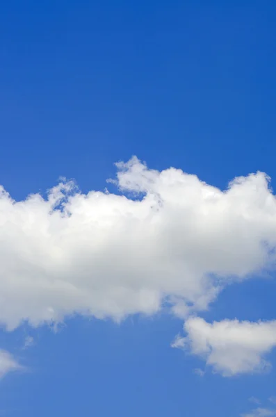 Белые облака и голубое небо — стоковое фото