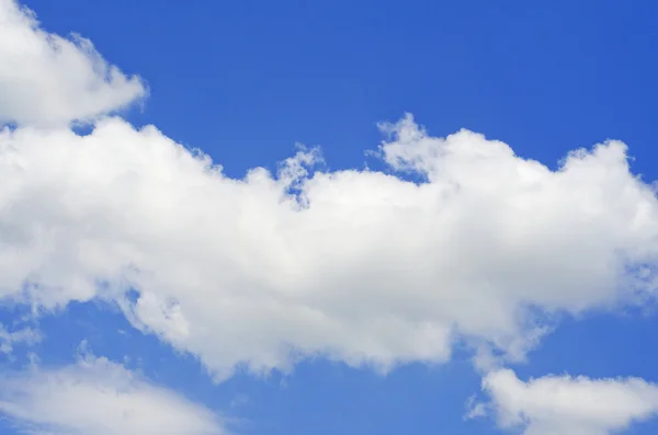 Небо голубое — стоковое фото