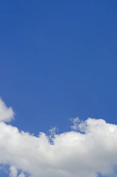Небо сине-белые облака — стоковое фото