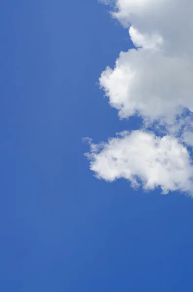 ? louds van wit en de hemel is blauw — Stockfoto