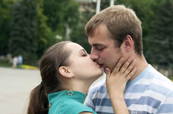 Учасники Всеросійський флеш мобу влітку поцілунок — стокове фото