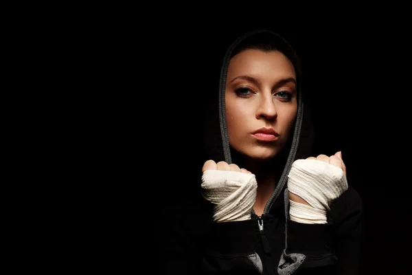 Portrait d'une belle boxeuse avec bandage blanc sur les mains — Photo