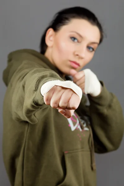 Retrato de uma bela garota boxeadora com bandagem branca nas mãos — Fotografia de Stock
