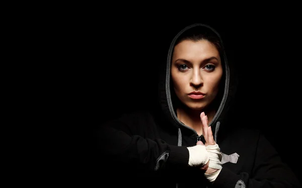 Retrato de uma bela garota boxeadora com bandagem branca nas mãos — Fotografia de Stock
