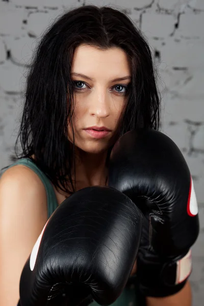 性感拳击手女孩戴着手套的手上的画像 — 图库照片