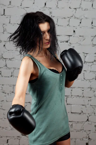 Retrato de boxeadora sexy con guantes en las manos — Foto de Stock