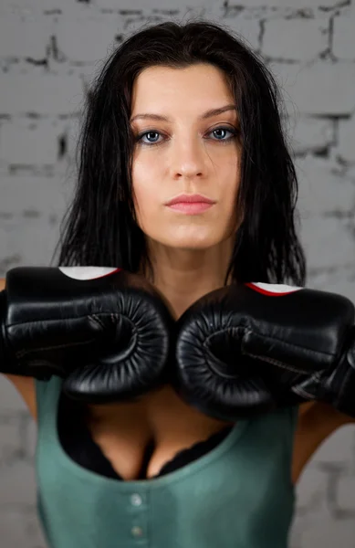 Retrato de menina boxer sexy com luvas nas mãos — Fotografia de Stock