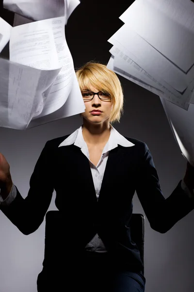 Mulher de negócios jovem bonita deixando cair montão de papel — Fotografia de Stock
