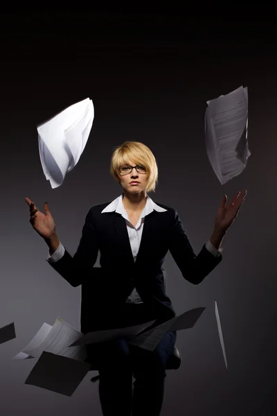 Hermosa joven mujer de negocios cayendo montón de papel — Foto de Stock