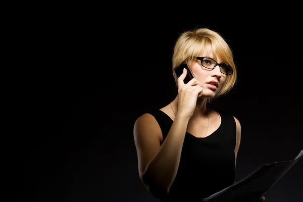 Vacker ung affärskvinna som talar i telefon — Stockfoto