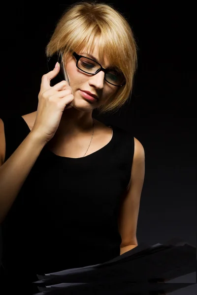 Красива молода бізнес-леді розмовляє по телефону — стокове фото