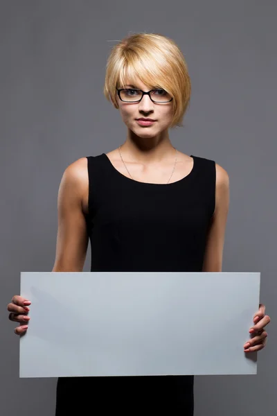 Mulher de negócios jovem bonita com placa em branco. Espaço de cópia — Fotografia de Stock