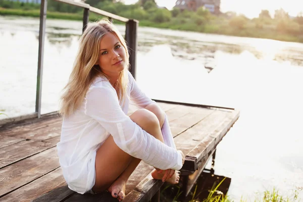 Красива дівчина розслабляється біля річки — стокове фото