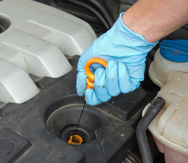 Kontrola hladiny oleje v autě — Stock fotografie