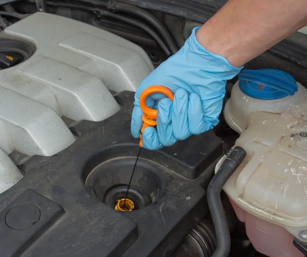 Kontrola hladiny oleje v autě — Stock fotografie