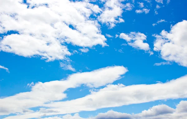 맑은 푸른 하늘에 아름 다운 cloudscape — 스톡 사진