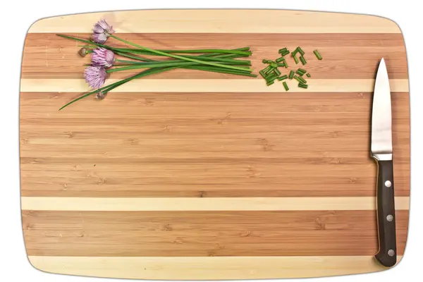 Tagliere in legno pulito e naturale con erbe — Foto Stock