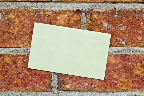 Żółty Uwaga na mur z cegły — Zdjęcie stockowe