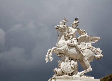 Paris - tuileries Bahçesi ve strom bulutlar giriş heykeli