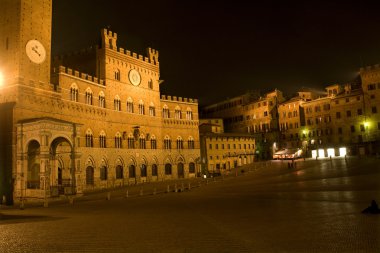 Siena - gece Belediye Binası ve piazza del campo