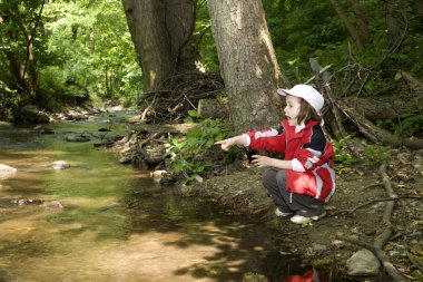 Orman creek tarafından küçük kız