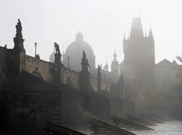 Praga Ponte Carlo nella nebbia mattutina — Foto Stock