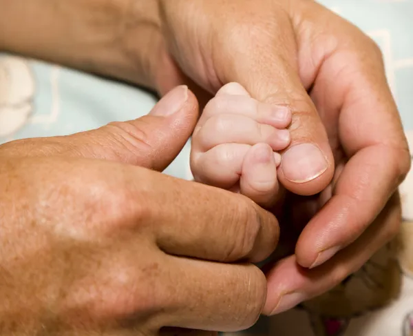 Τα χέρια του πατέρα και το μωρό — Φωτογραφία Αρχείου