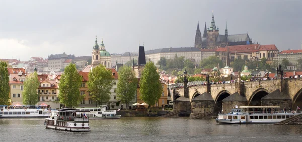 Praga - Puente de Carlos y Catedral de Vitus - nubes de tormenta —  Fotos de Stock