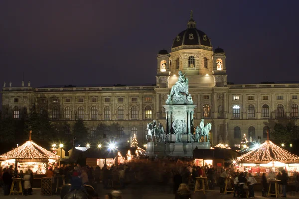 Вена - площадь Марии Терезии на рождественском рынке — стоковое фото