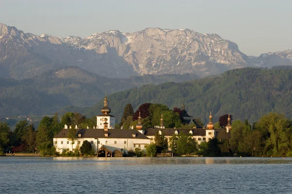Rakousko - klášter gmunden a traunsee jezera — Stock fotografie